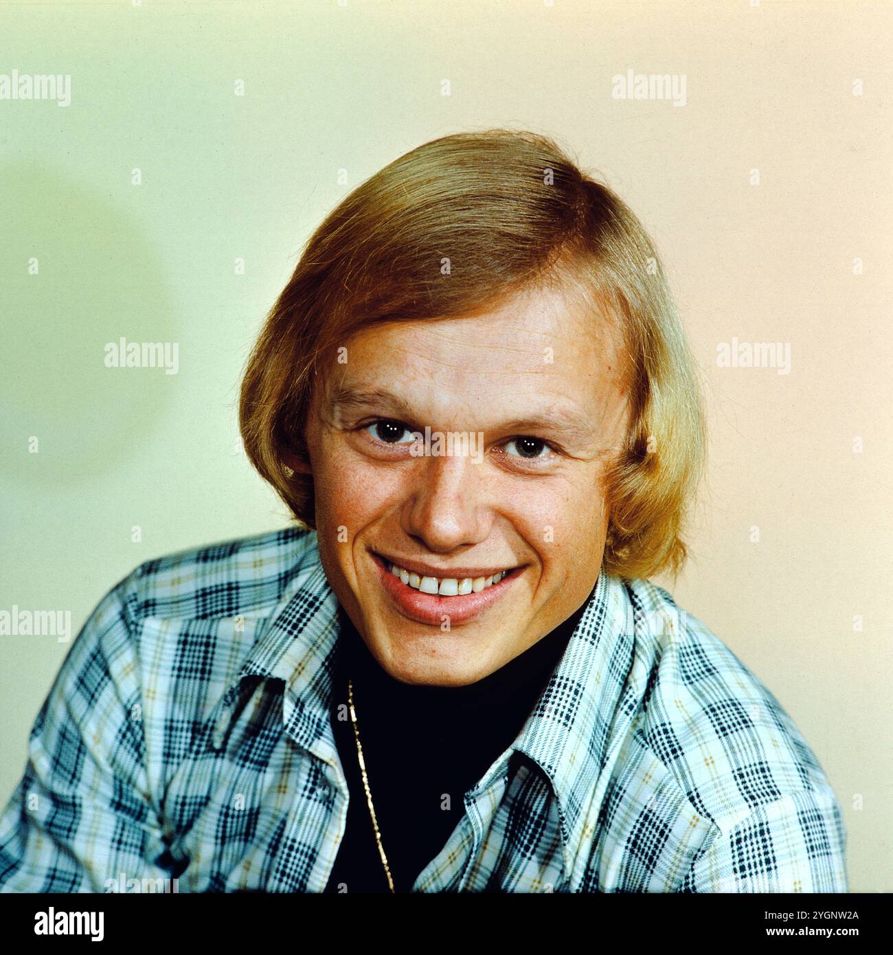 Der tschechische Schauspieler, Stepptänzer und Sänger Jiri Korn (Jiří Korn) beim Fotoshooting während eines Aufenthaltes in der DDR. Korn War in den 1970er und 80er Jahren regelmäßiger Gast in der Show 'Ein Kessel Buntes' im Ost-Berliner Friedrichstadt-Palast, DDR frühe 1970er Jahre. Banque D'Images