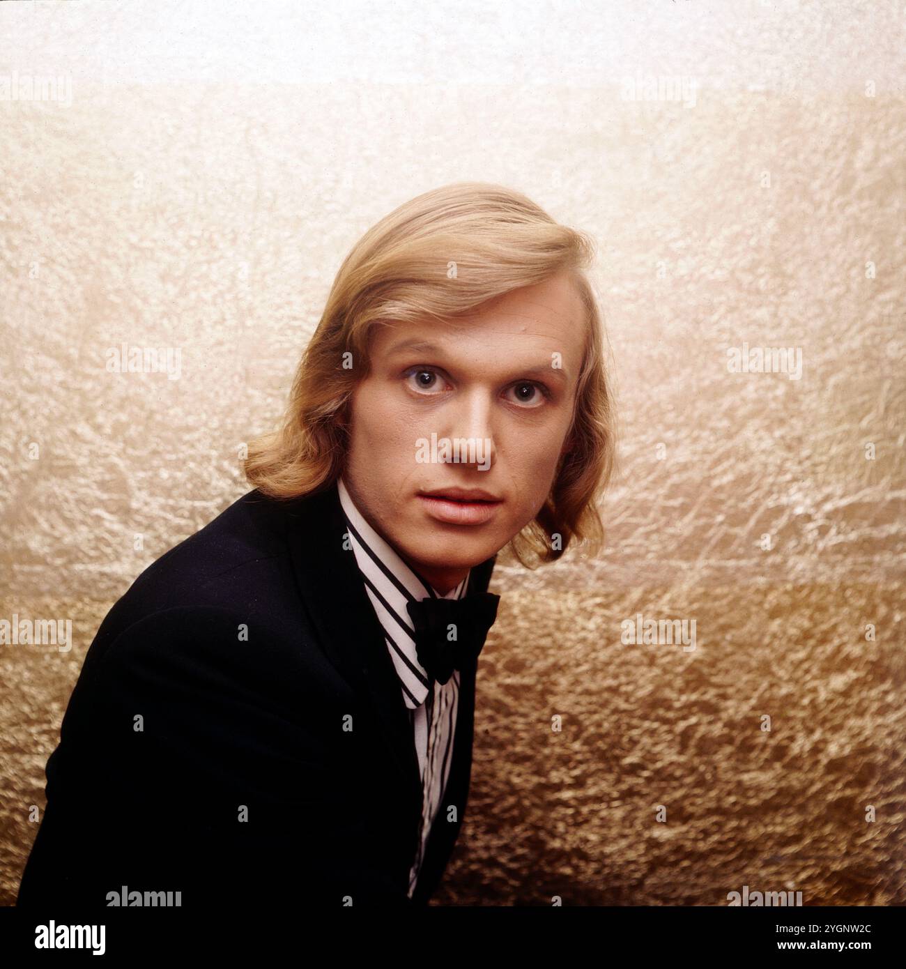 Der tschechische Schauspieler, Stepptänzer und Sänger Jiri Korn (Jiří Korn) beim Fotoshooting während eines Aufenthaltes in der DDR. Korn War in den 1970er und 80er Jahren regelmäßiger Gast in der Show 'Ein Kessel Buntes' im Ost-Berliner Friedrichstadt-Palast, DDR frühe 1970er Jahre. Banque D'Images