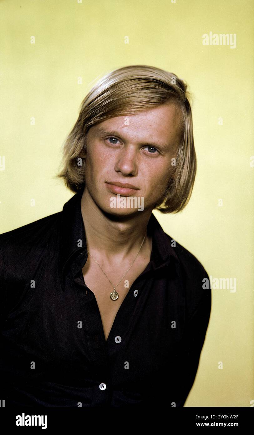 Der tschechische Schauspieler, Stepptänzer und Sänger Jiri Korn (Jiří Korn) beim Fotoshooting während eines Aufenthaltes in der DDR. Korn War in den 1970er und 80er Jahren regelmäßiger Gast in der Show 'Ein Kessel Buntes' im Ost-Berliner Friedrichstadt-Palast, DDR frühe 1970er Jahre. Banque D'Images