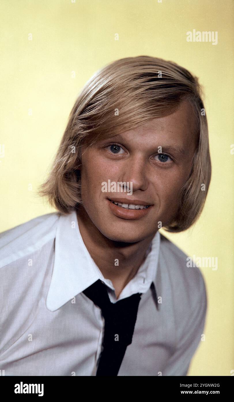 Der tschechische Schauspieler, Stepptänzer und Sänger Jiri Korn (Jiří Korn) beim Fotoshooting während eines Aufenthaltes in der DDR. Korn War in den 1970er und 80er Jahren regelmäßiger Gast in der Show 'Ein Kessel Buntes' im Ost-Berliner Friedrichstadt-Palast, DDR frühe 1970er Jahre. Banque D'Images