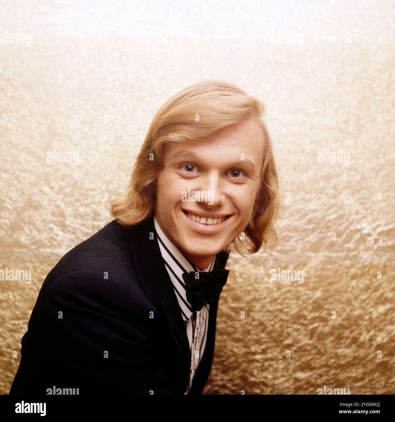 Der tschechische Schauspieler, Stepptänzer und Sänger Jiri Korn (Jiří Korn) beim Fotoshooting während eines Aufenthaltes in der DDR. Korn War in den 1970er und 80er Jahren regelmäßiger Gast in der Show 'Ein Kessel Buntes' im Ost-Berliner Friedrichstadt-Palast, DDR frühe 1970er Jahre. Banque D'Images