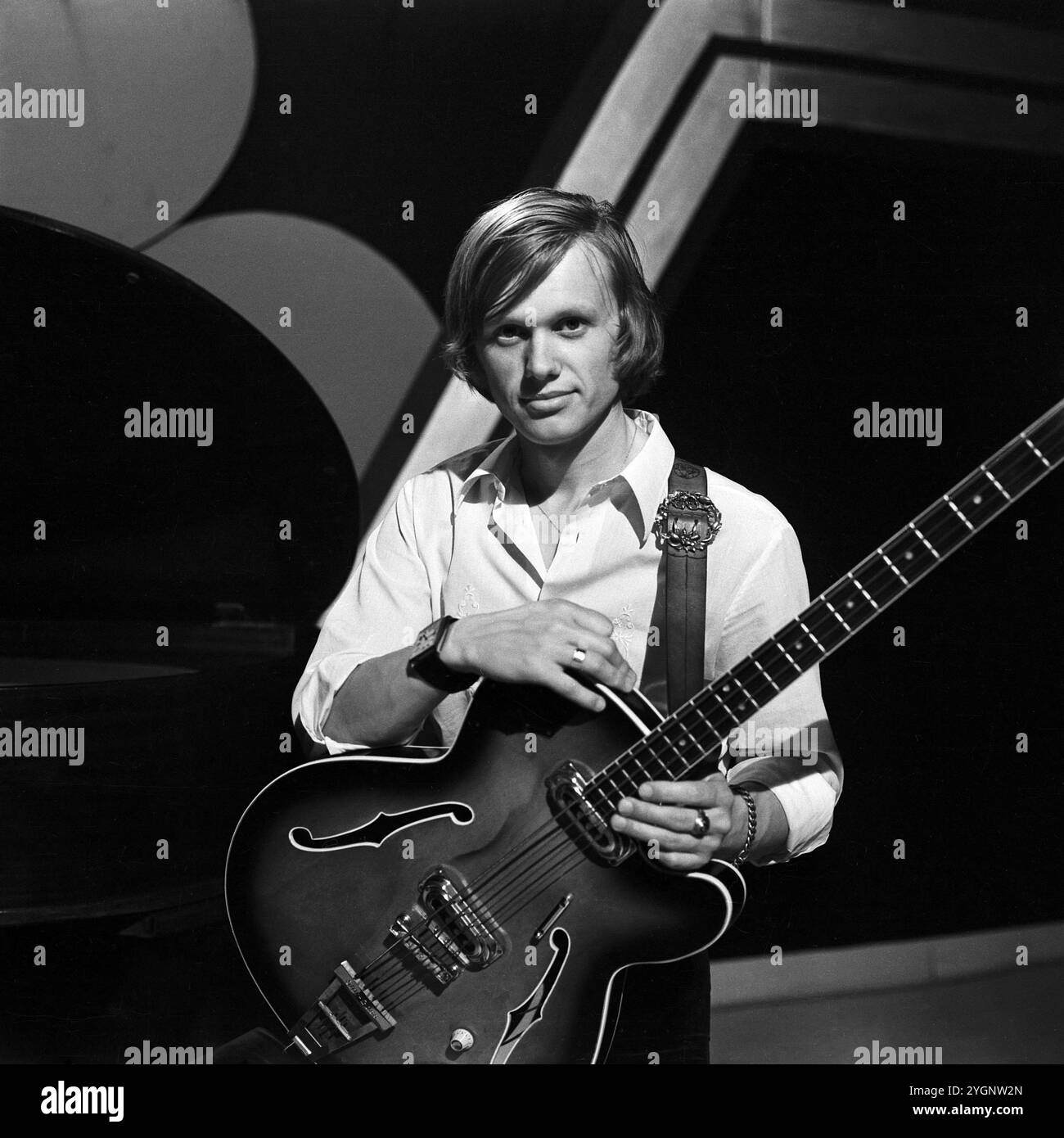 Der tschechische Schauspieler, Stepptänzer und Sänger Jiri Korn (Jiří Korn) mit seiner Gitarre am Rande des Auftritts mit seiner Band 'Olympic', BEI der er von 1971-72 Mitglied War, in Potsdam, DDR frühe 1970er Jahre. Banque D'Images