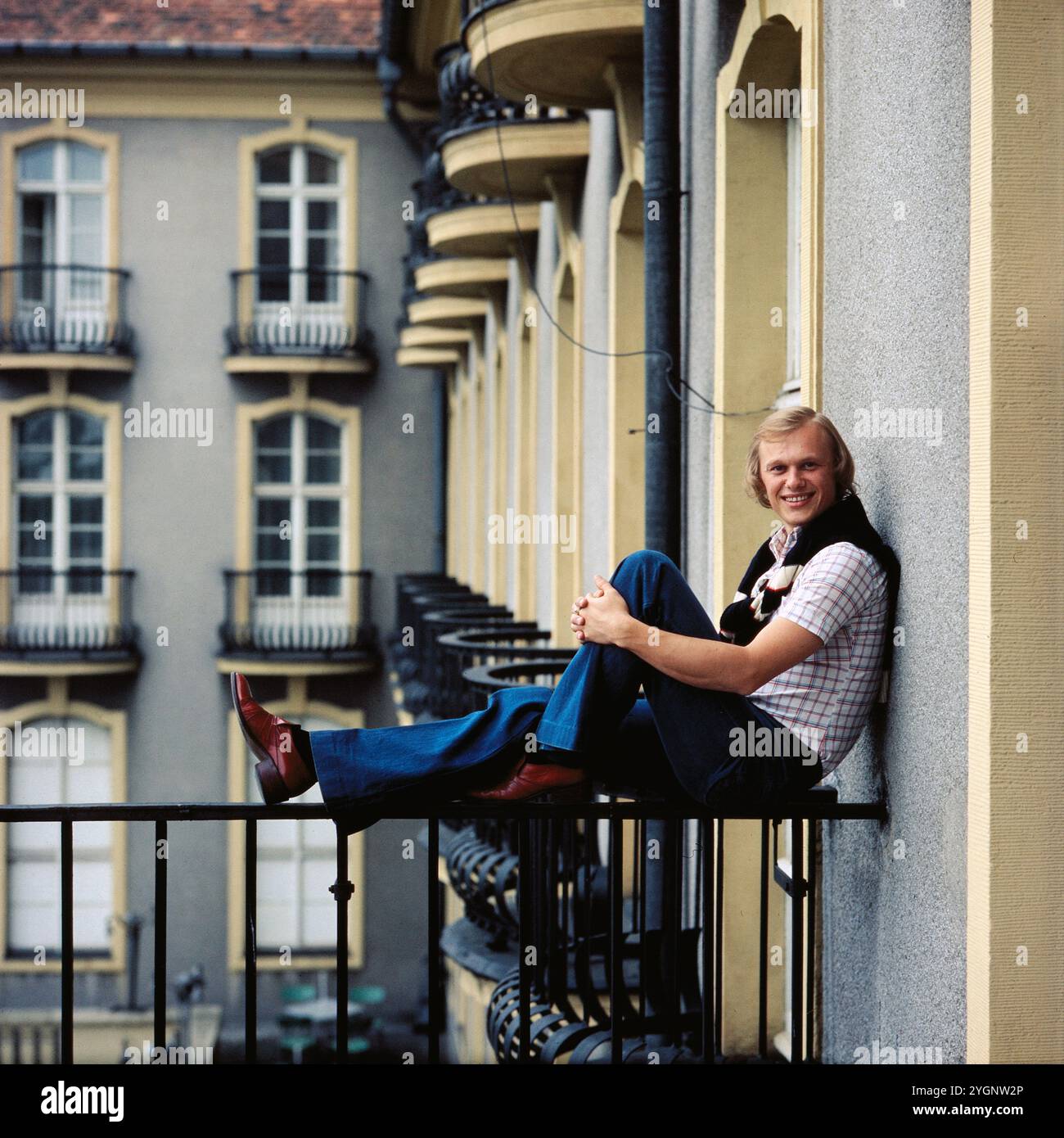 Der tschechische Schauspieler, Stepptänzer und Sänger Jiri Korn (Jiří Korn) beim Fotoshooting während eines Aufenthaltes in der DDR. Korn War in den 1970er und 80er Jahren regelmäßiger Gast in der Show 'Ein Kessel Buntes' im Ost-Berliner Friedrichstadt-Palast, DDR frühe 1970er Jahre. Banque D'Images