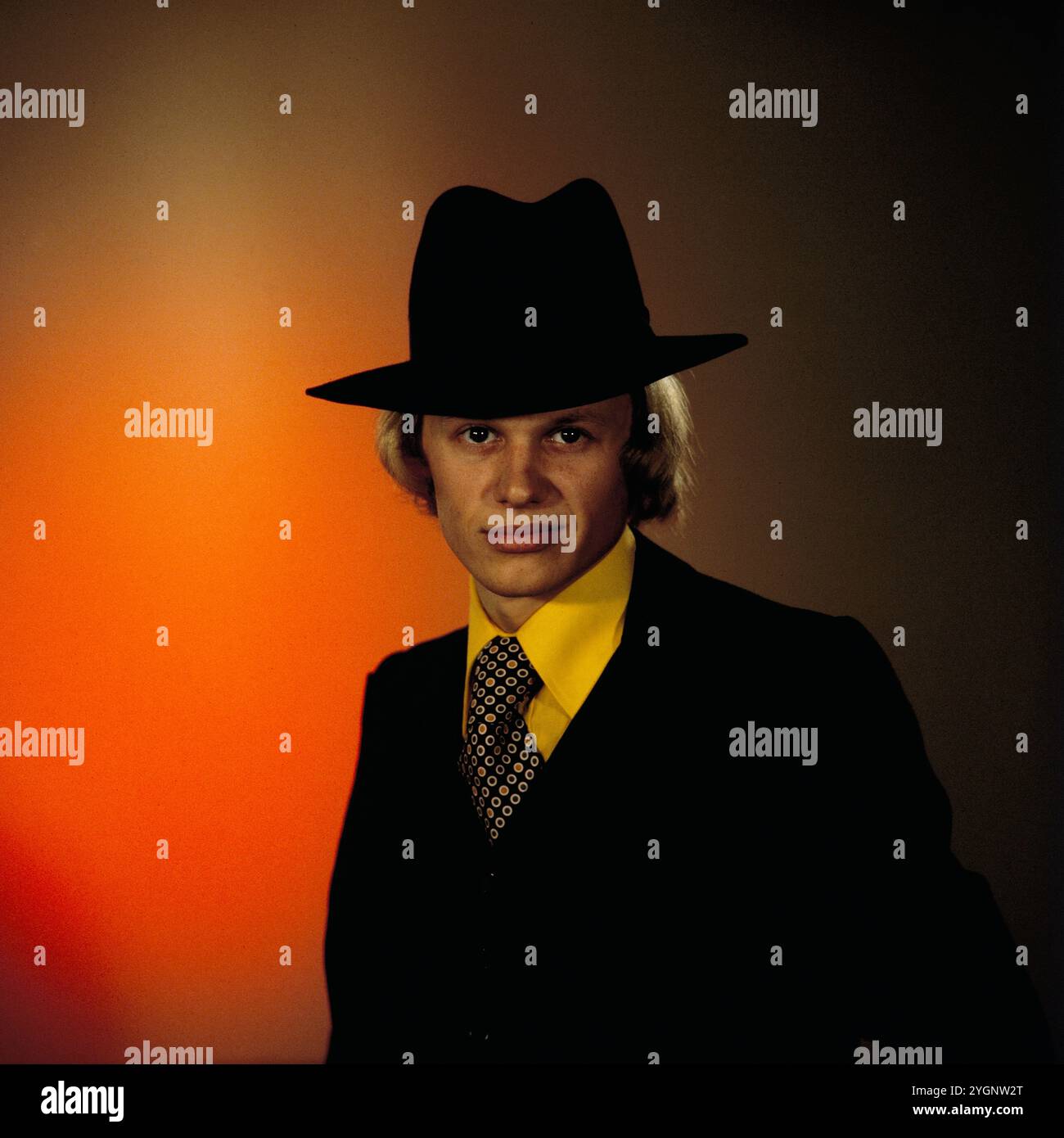 Der tschechische Schauspieler, Stepptänzer und Sänger Jiri Korn (Jiří Korn) beim Fotoshooting während eines Aufenthaltes in der DDR. Korn War in den 1970er und 80er Jahren regelmäßiger Gast in der Show 'Ein Kessel Buntes' im Ost-Berliner Friedrichstadt-Palast, DDR frühe 1970er Jahre. Banque D'Images