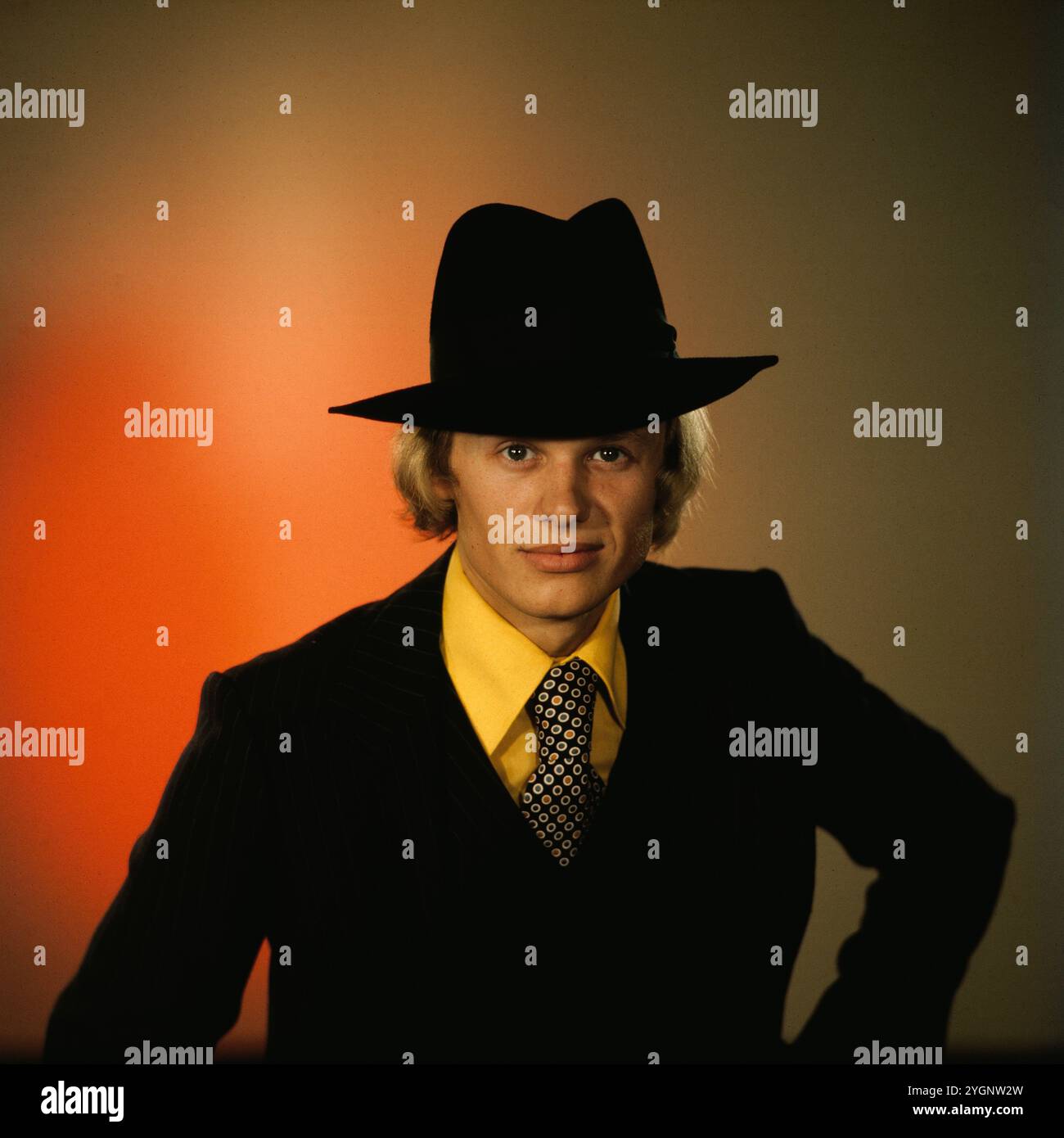 Der tschechische Schauspieler, Stepptänzer und Sänger Jiri Korn (Jiří Korn) beim Fotoshooting während eines Aufenthaltes in der DDR. Korn War in den 1970er und 80er Jahren regelmäßiger Gast in der Show 'Ein Kessel Buntes' im Ost-Berliner Friedrichstadt-Palast, DDR frühe 1970er Jahre. Banque D'Images