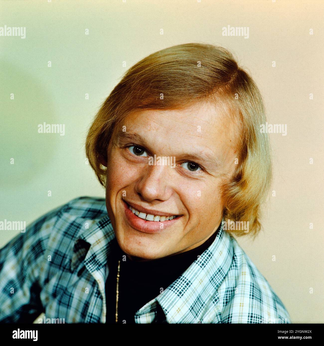 Der tschechische Schauspieler, Stepptänzer und Sänger Jiri Korn (Jiří Korn) beim Fotoshooting während eines Aufenthaltes in der DDR. Korn War in den 1970er und 80er Jahren regelmäßiger Gast in der Show 'Ein Kessel Buntes' im Ost-Berliner Friedrichstadt-Palast, DDR frühe 1970er Jahre. Banque D'Images