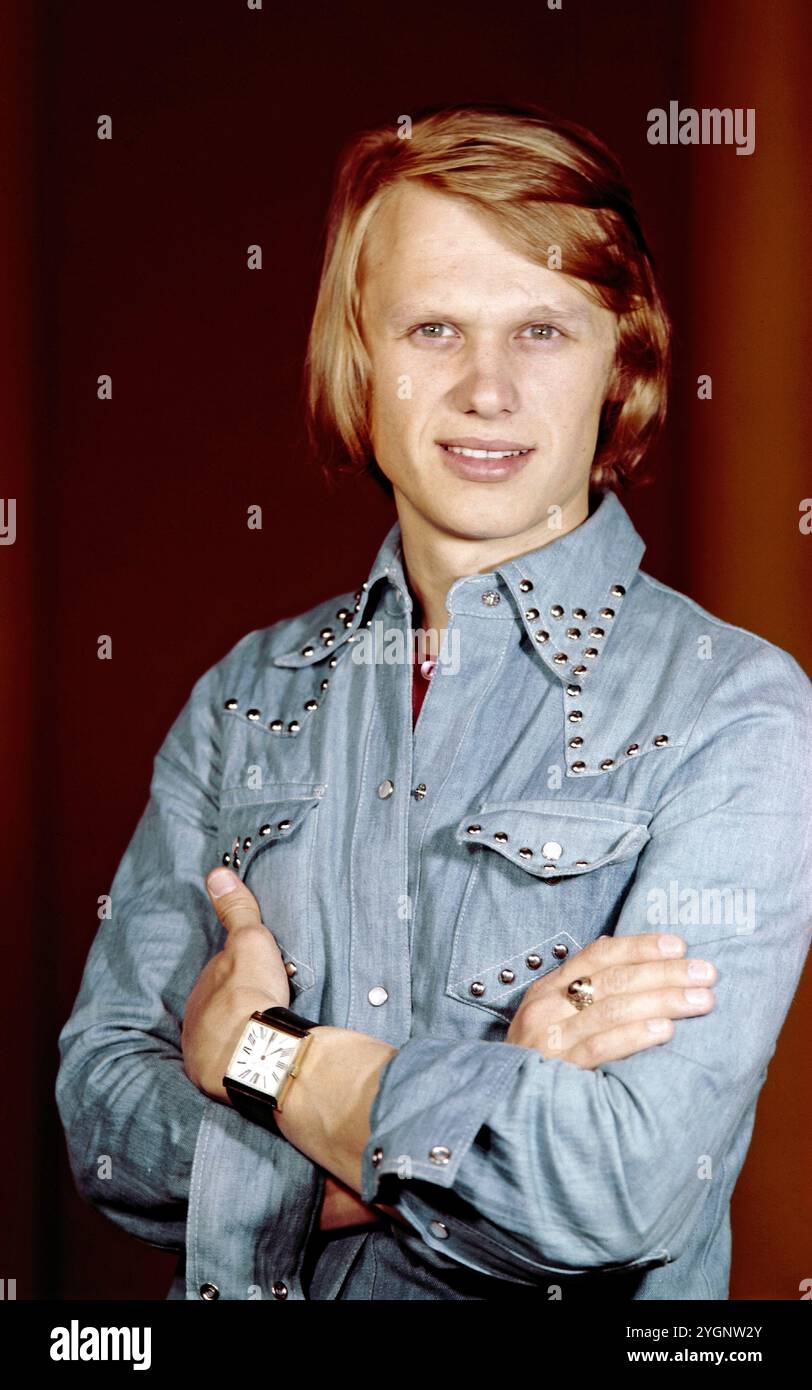 Der tschechische Schauspieler, Stepptänzer und Sänger Jiri Korn (Jiří Korn) beim Fotoshooting während eines Aufenthaltes in der DDR. Korn War in den 1970er und 80er Jahren regelmäßiger Gast in der Show 'Ein Kessel Buntes' im Ost-Berliner Friedrichstadt-Palast, DDR frühe 1970er Jahre. Banque D'Images