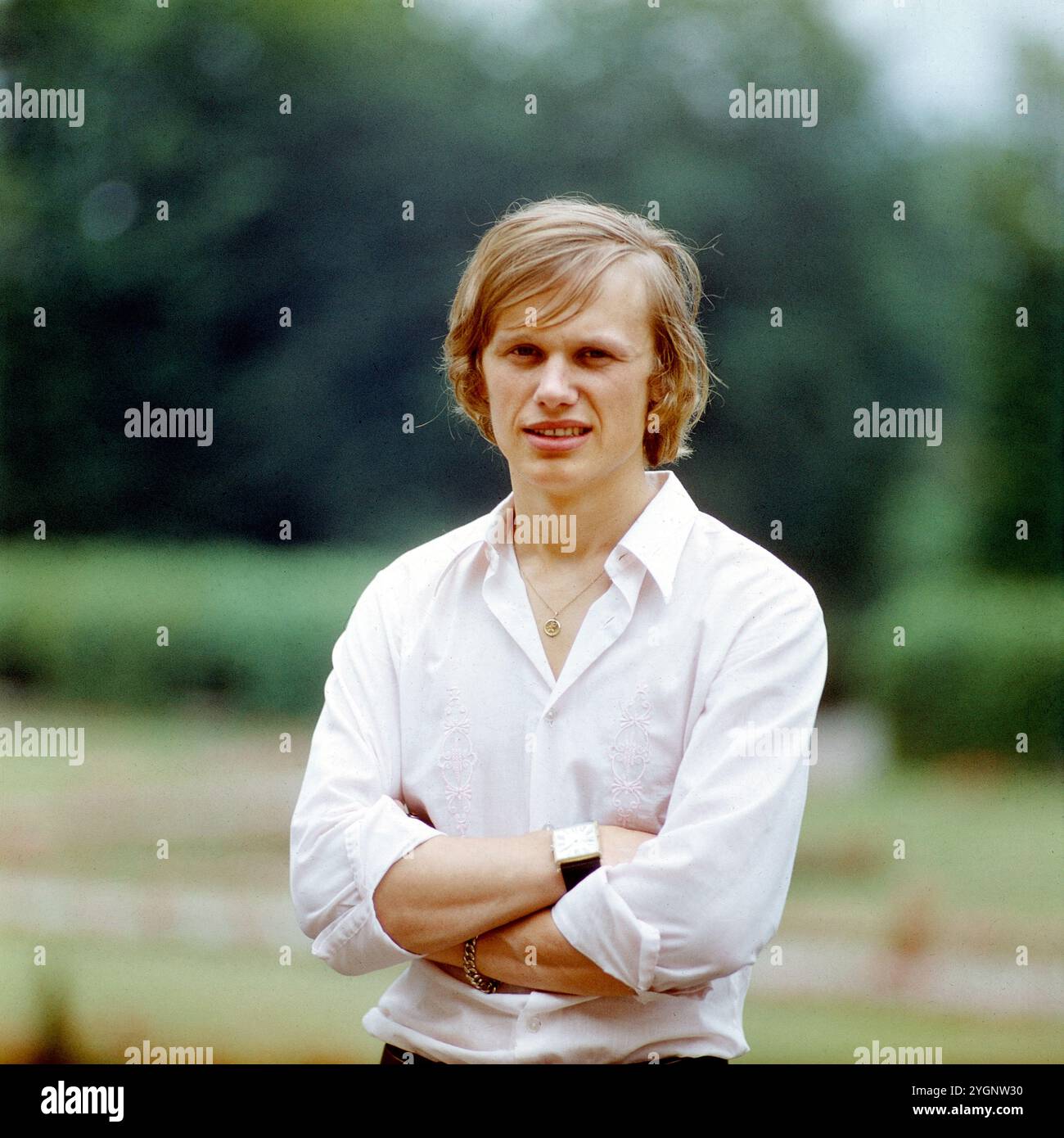 Der tschechische Schauspieler, Stepptänzer und Sänger Jiri Korn (Jiří Korn) beim Fotoshooting während eines Aufenthaltes in der DDR. Korn War in den 1970er und 80er Jahren regelmäßiger Gast in der Show 'Ein Kessel Buntes' im Ost-Berliner Friedrichstadt-Palast, DDR frühe 1970er Jahre. Banque D'Images