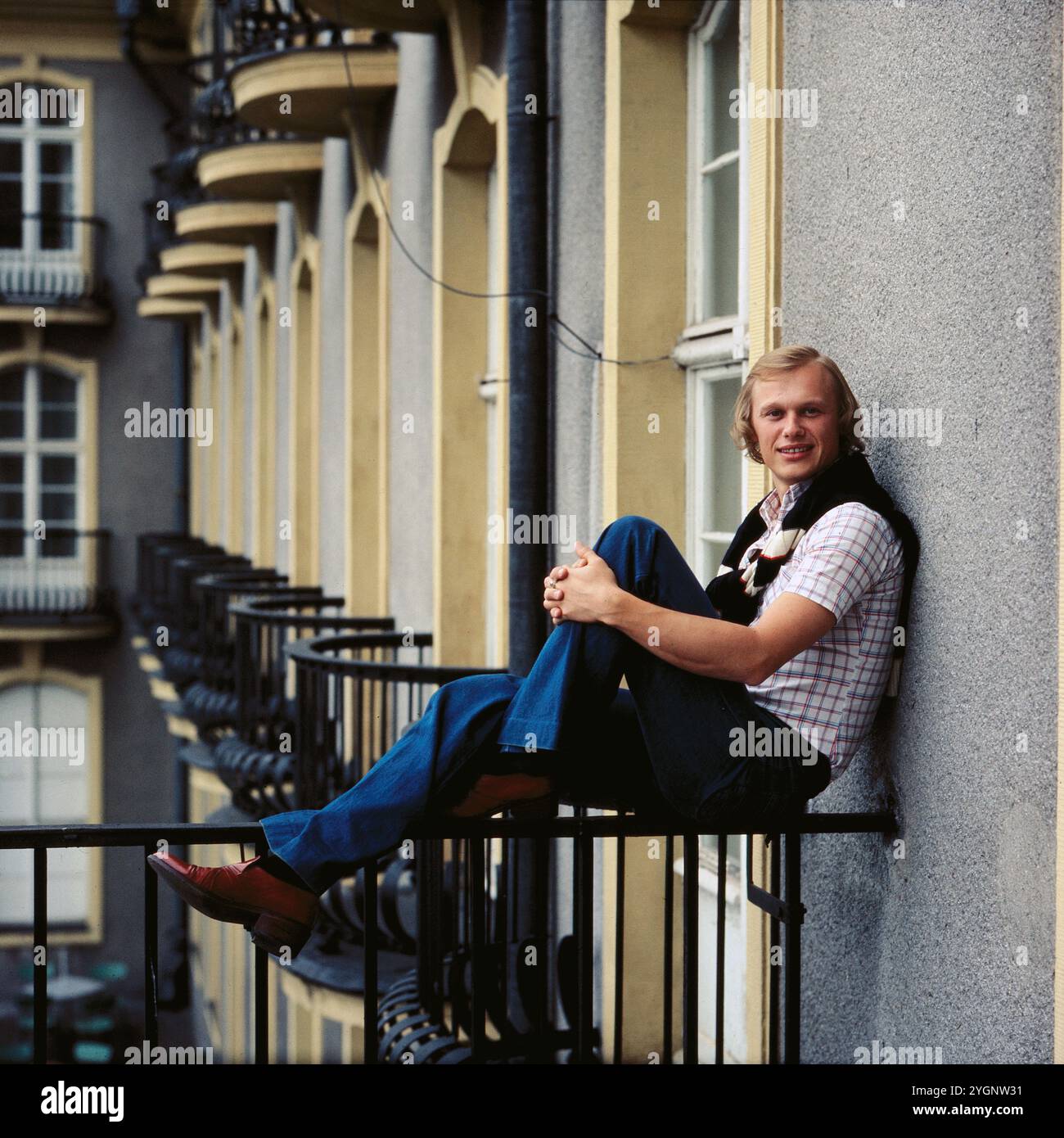 Der tschechische Schauspieler, Stepptänzer und Sänger Jiri Korn (Jiří Korn) beim Fotoshooting während eines Aufenthaltes in der DDR. Korn War in den 1970er und 80er Jahren regelmäßiger Gast in der Show 'Ein Kessel Buntes' im Ost-Berliner Friedrichstadt-Palast, DDR frühe 1970er Jahre. Banque D'Images