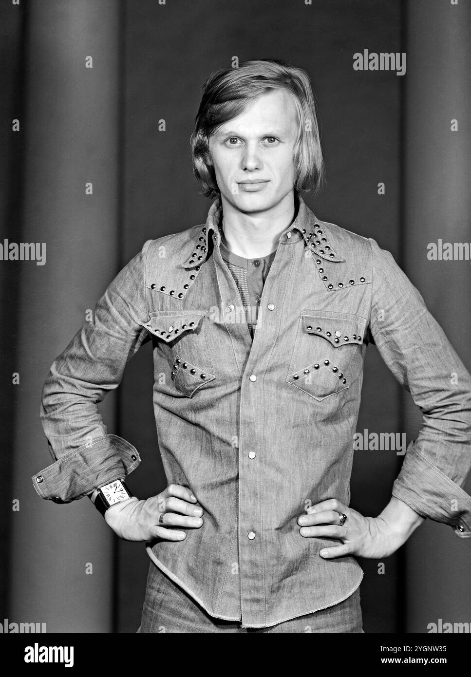 Der tschechische Schauspieler, Stepptänzer und Sänger Jiri Korn (Jiří Korn) beim Fotoshooting während eines Aufenthaltes in der DDR. Korn War in den 1970er und 80er Jahren regelmäßiger Gast in der Show 'Ein Kessel Buntes' im Ost-Berliner Friedrichstadt-Palast, DDR frühe 1970er Jahre. Banque D'Images