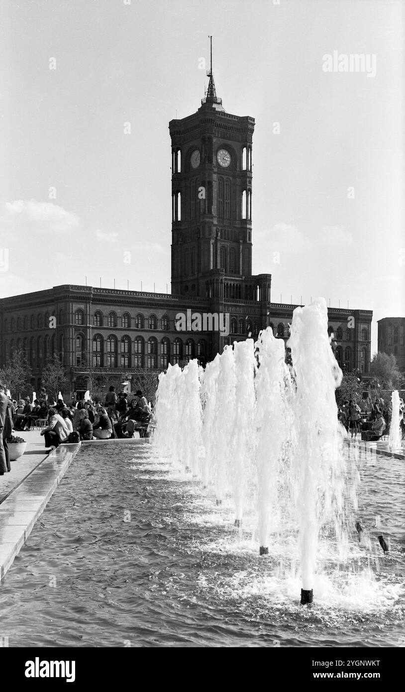 Der Springbrunnen der Wasserkaskaden unterm Fernsehturm und vor dem Roten Rathaus in Berlin Mitte, fotografiert von DDR-Show-Fotograf Tassilo Leher, DDR 1975. Banque D'Images