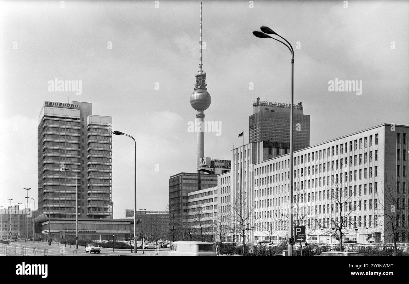 Die Skyline des Alexanderplatzes in Berlin-Mitte, mit dem Haus des Reisens, dem Fernsehturm und dem Hotel Stadt Berlin, damals noch im ensemble zu sehen von der Otto-Braun-Strasse aus ; fotografiert von DDR-Show-Fotograf Tassilo Leher, DDR 1975. Banque D'Images