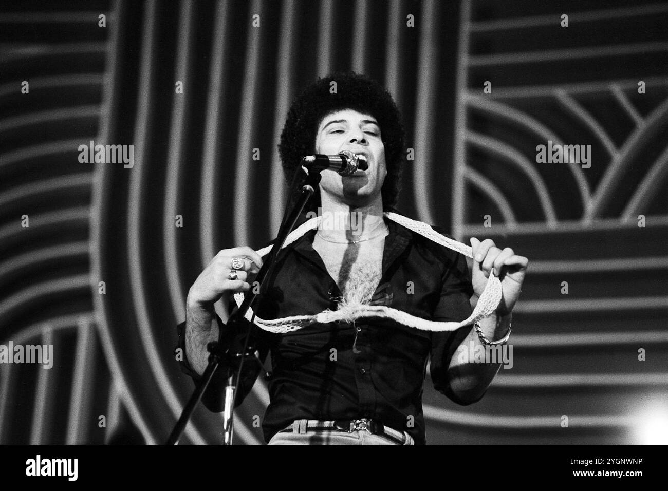 Der britische Sänger, auteur-compositeur und Gitarrist Ray Dorset, seit 1972 bekannt unter dem Namen der Rock- und Bluesband, BEI der er frontman ist, Mungo Jerry. Hier spielt Mungo Jerry auf der Bühne beim Auftritt in 'Ein Kessel Buntes' im Ost-Berliner Friedrichstadt-Palast, DDR 1985. Banque D'Images