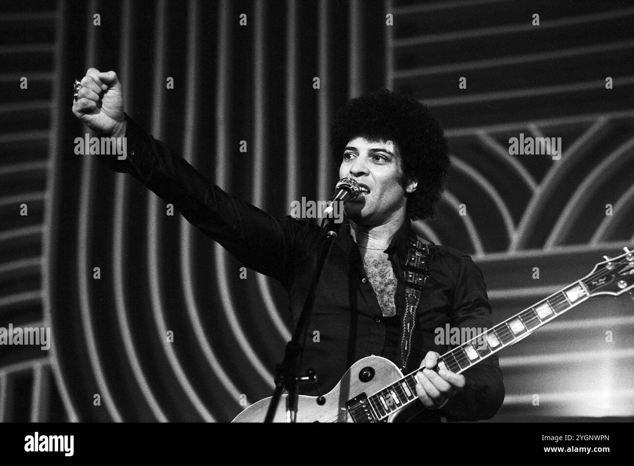 Der britische Sänger, auteur-compositeur und Gitarrist Ray Dorset, seit 1972 bekannt unter dem Namen der Rock- und Bluesband, BEI der er frontman ist, Mungo Jerry. Hier spielt Mungo Jerry auf der Bühne beim Auftritt in 'Ein Kessel Buntes' im Ost-Berliner Friedrichstadt-Palast, DDR 1985. Banque D'Images