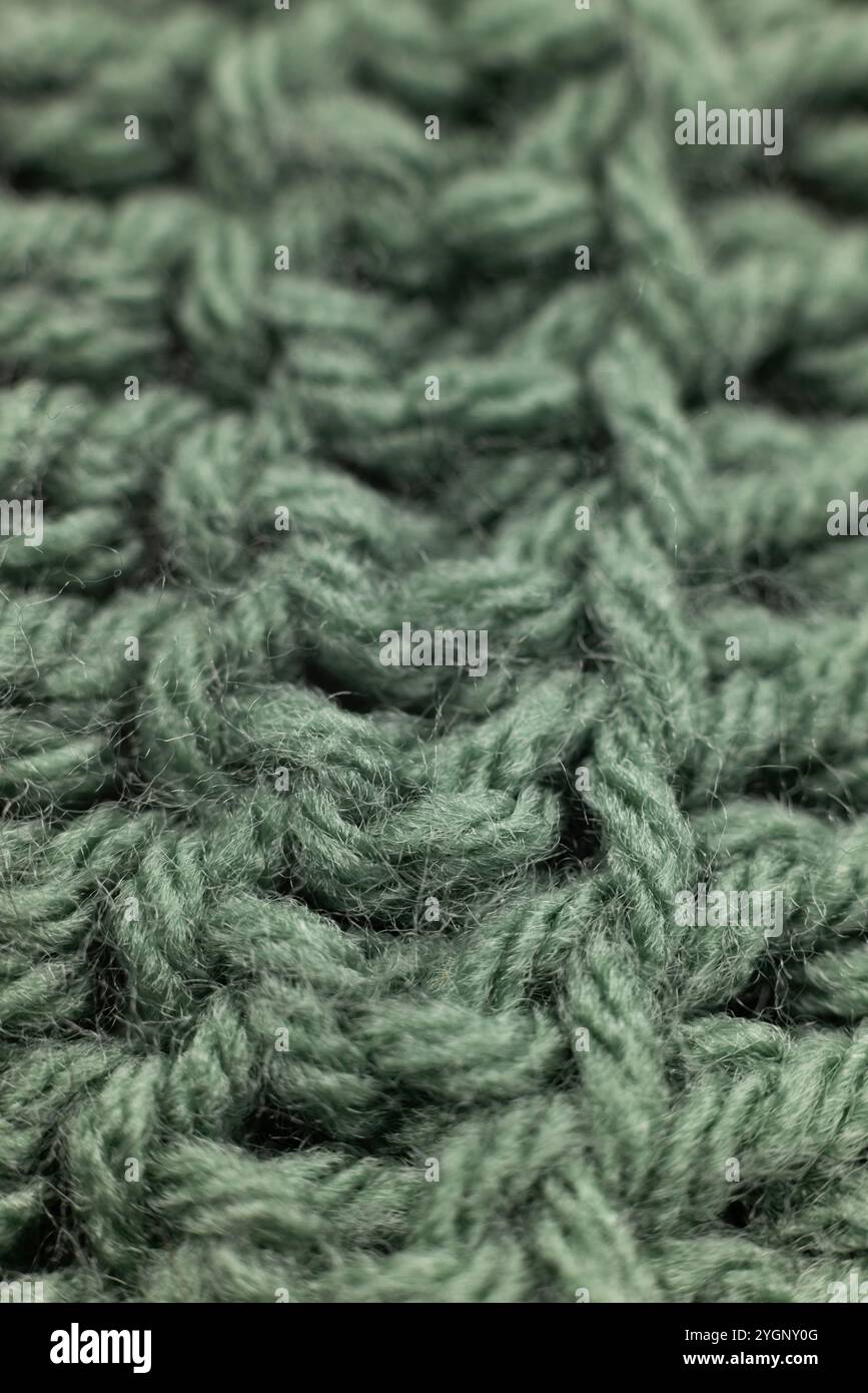 gros plan des rangées verticales de crochet en vert sauge, crocheté ou tricoté, vous rappelle la maison de grand-mère, fond confortable et chaud, macro Banque D'Images