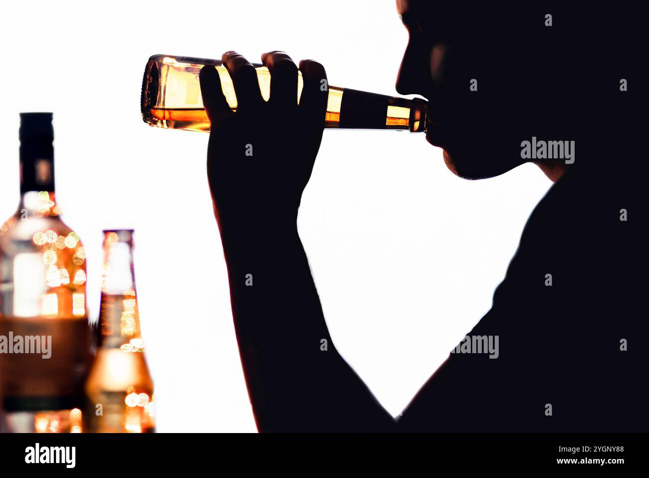 Alcoolique. Problème de consommation d'alcool et abus. Silhouette de l'homme avec de la bière. Consommation d'alcool. Rééducation, désintoxication ou récupération. Bouteille de vin sur la table. Banque D'Images