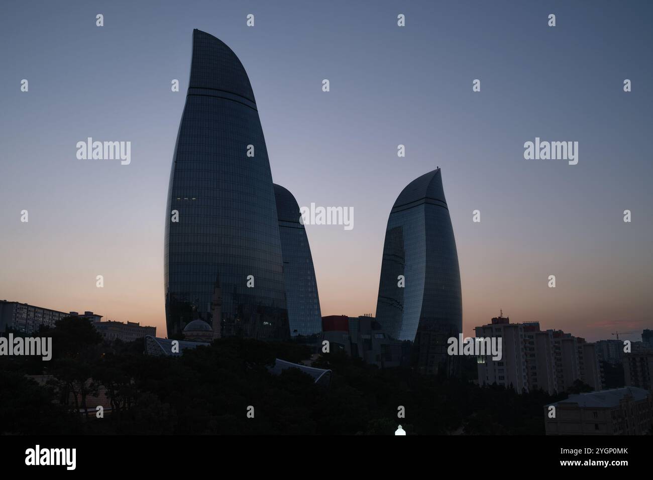 Les Flame Towers, près de Highland Park, Bakou, Azerbaïdjan, sont un monument architectural qui reflète le patrimoine pétrolier de l'Azerbaïdjan tout en projetant une identité tournée vers l'avenir Banque D'Images