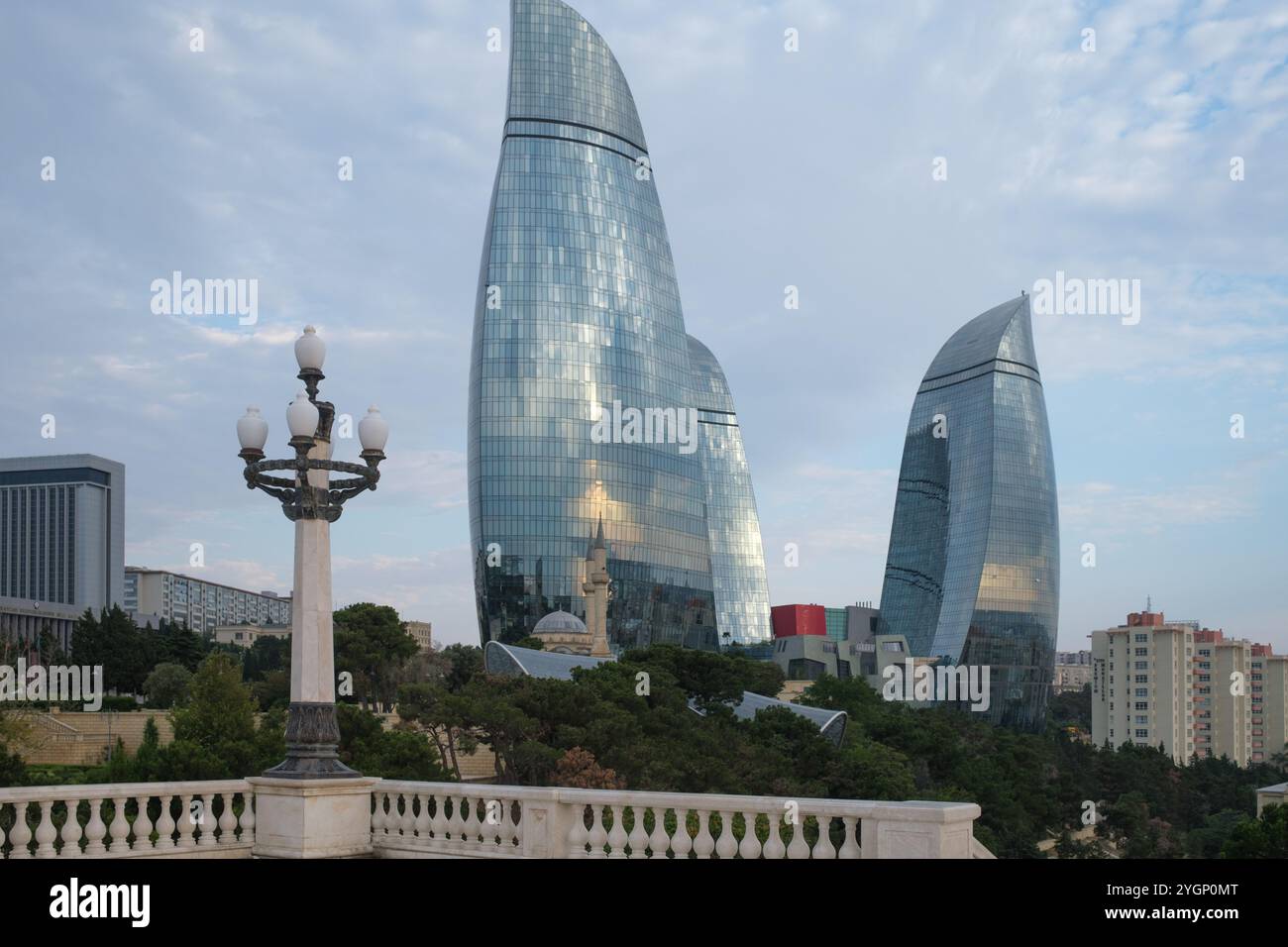 Les Flame Towers, près de Highland Park, Bakou, Azerbaïdjan, sont un monument architectural qui reflète le patrimoine pétrolier de l'Azerbaïdjan tout en projetant une identité tournée vers l'avenir Banque D'Images