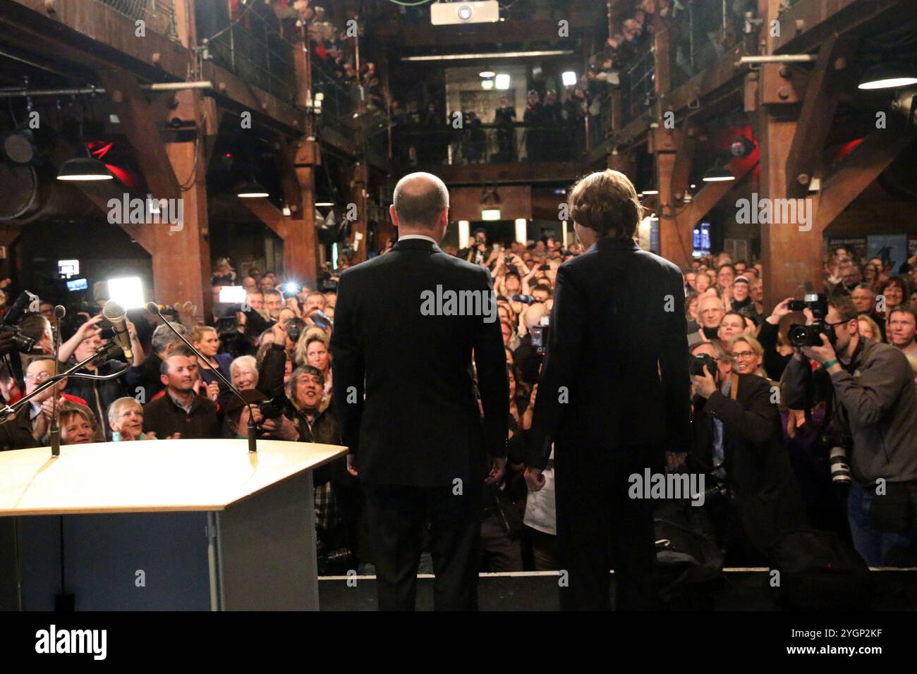 OLAF Scholz und Britta Ernst treten nach dem SIEG BEI der Bürgerschaftswahl vor begeisterte SPD-Anhänger. DAS Foto zeigt beide von hinten, im Hintergrund die begeisterte Menge. Banque D'Images