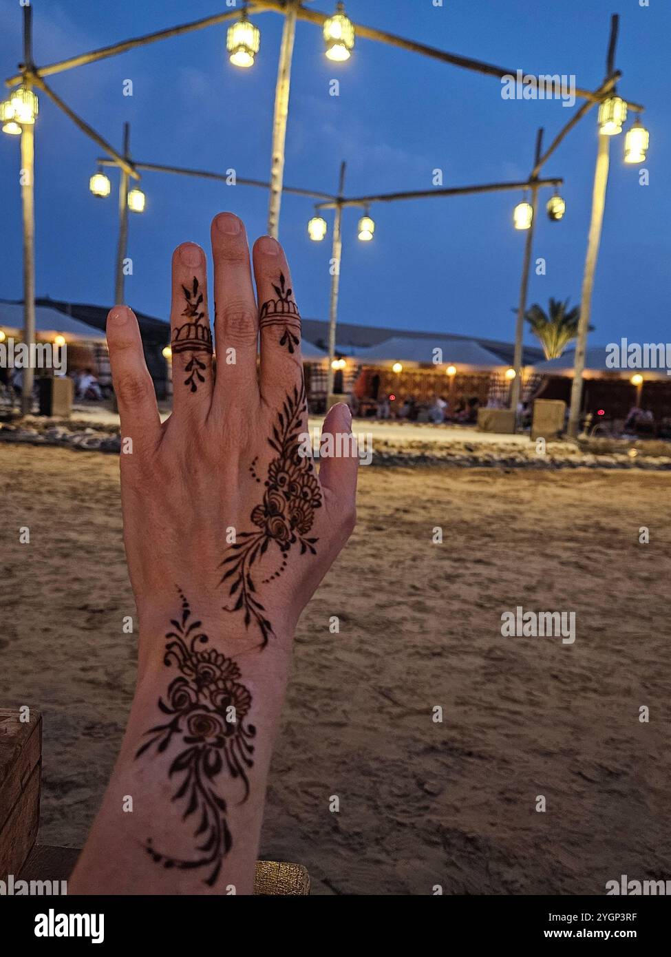 Design henné à portée de main Dubaï sur un coucher de soleil Banque D'Images