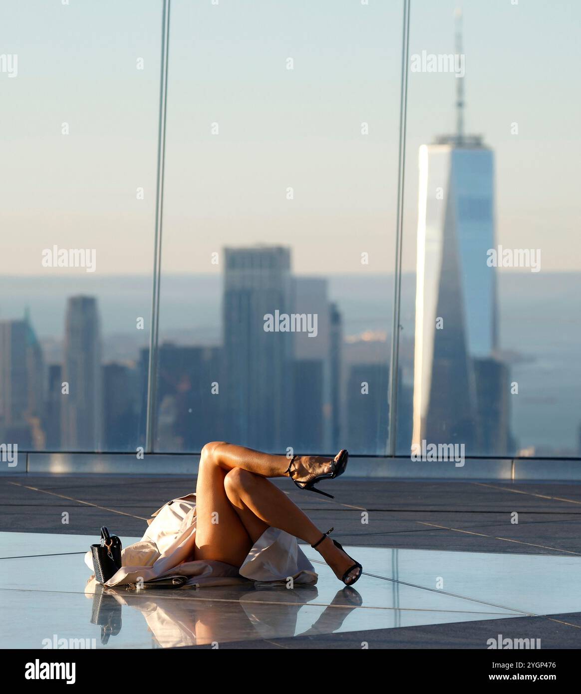 New York, États-Unis. 08 novembre 2024. Photographes, créateurs de contenu et influenceurs apprécient les vues du One World Trade Center et de Manhattan Skyline lors d'un événement au lever du soleil à Edge Hudson Yards à New York le vendredi 8 novembre 2024. Photo de John Angelillo/UPI crédit : UPI/Alamy Live News Banque D'Images