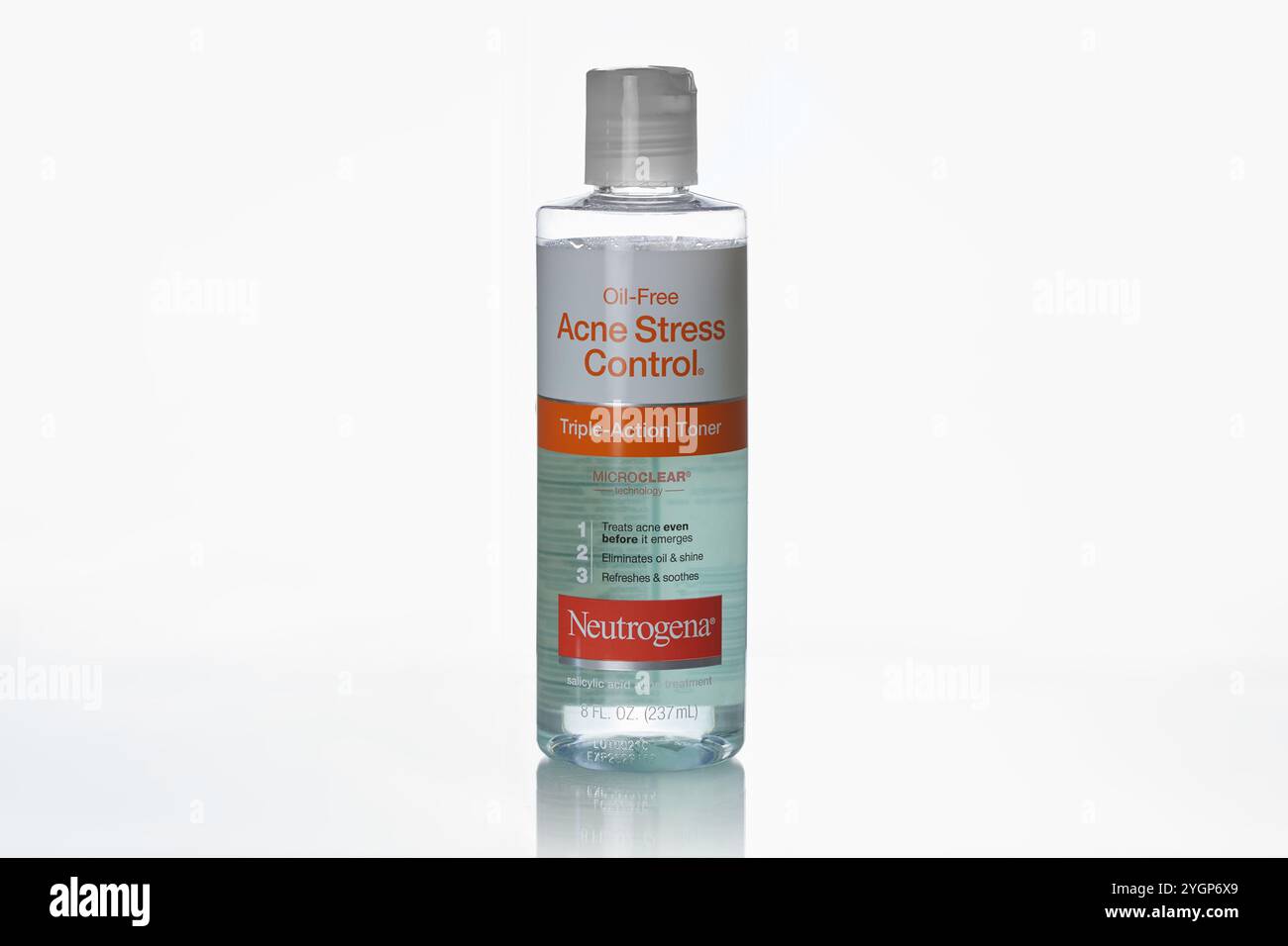 Neutrogena Oil-Free Acne stress Control toner triple action avec traitement de l'acné à l'acide salicylique sur fond blanc avec espace de copie Banque D'Images