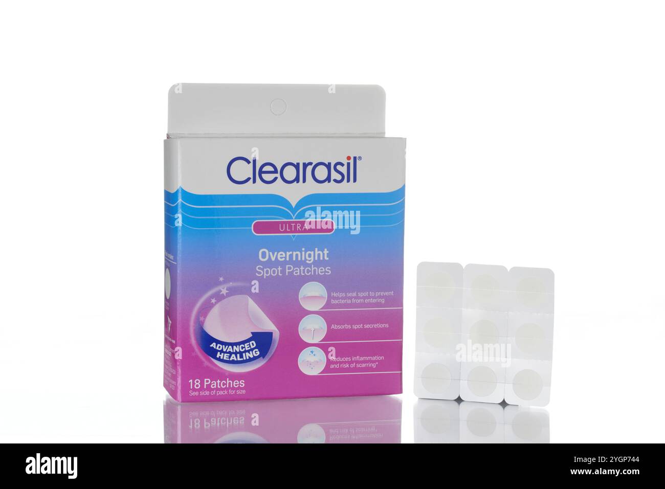 patchs clearasil ultra de nuit pour le traitement de l'acné, médicaments sans ordonnance sur fond blanc avec espace de copie Banque D'Images