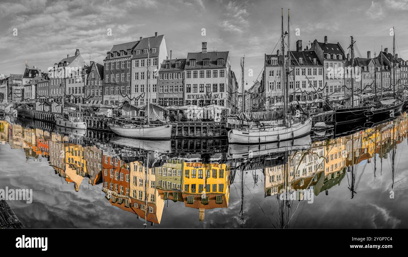 Panorama du canal Nyhavn à Copenhague. Monocrome et les maisons réfléchissantes en couleur, Danemark, 2 novembre 2024 Banque D'Images