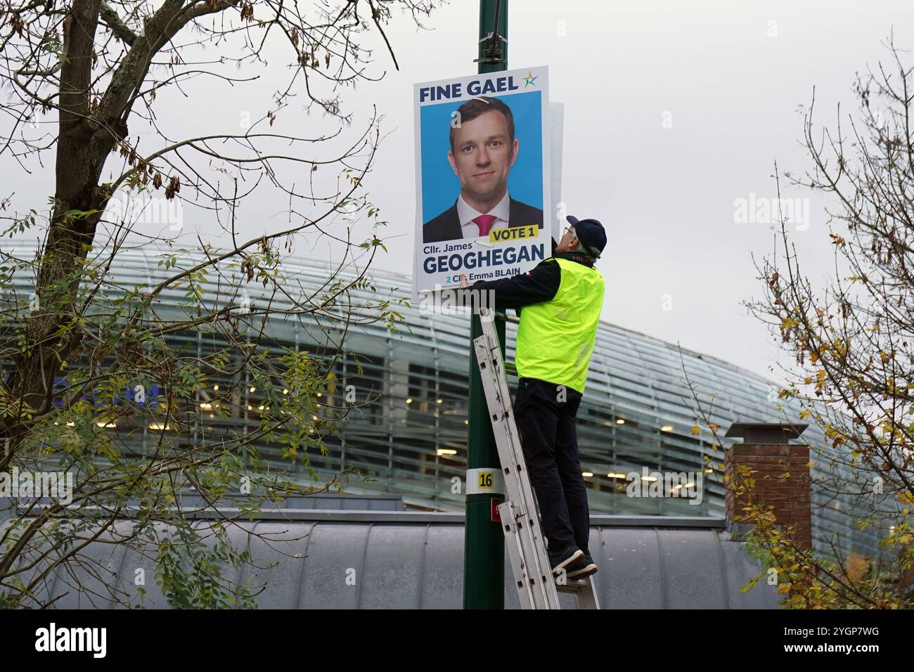 Des affiches électorales sont érigées sur Shelbourne Road à Dublin, en prévision des élections générales du 29 novembre. Date de la photo : vendredi 8 novembre 2024. Banque D'Images