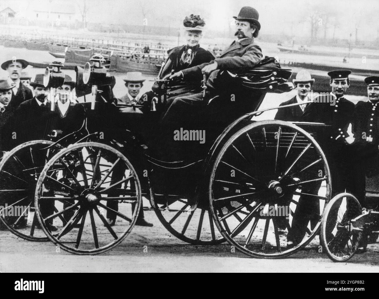 Bertha Benz (1849-1944) et son mari Dr Carl Benz (Karl Benz) (1844-1929) dans une voiture ancienne Benz Victoria, photographie, 1894 Banque D'Images