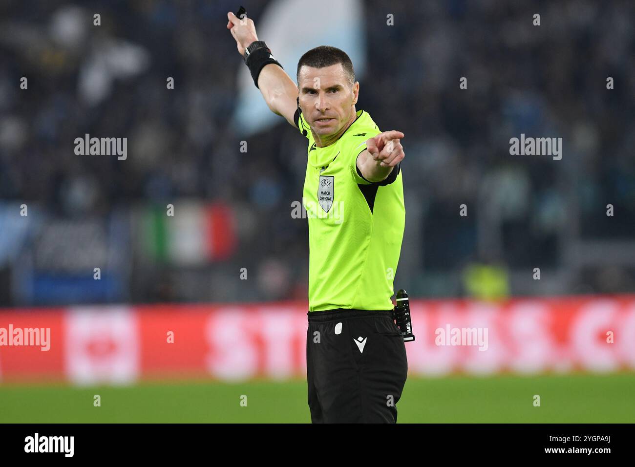 Arbitre Georgi Kabakov vu lors de la ronde de qualification de l'Europa League - match de 4ème manche entre le SS Lazio et le FC Porto au stade olympique. Score final ; Lazio 2:1 Porto. Banque D'Images