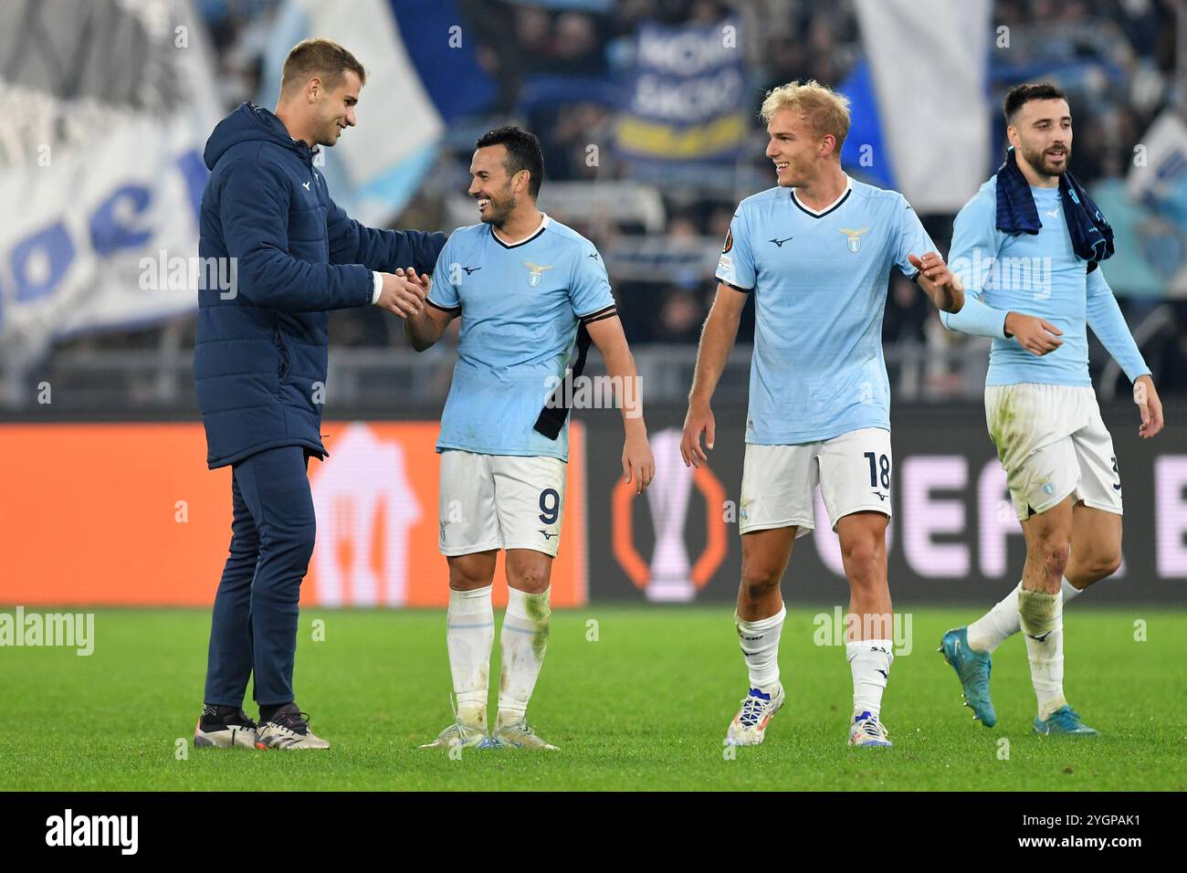 Les joueurs du Lazio célèbrent leur victoire à la fin de la ronde de qualification de l'Europa League - match de 4e manche entre le SS Lazio et le FC Porto au stade olympique. Score final ; Lazio 2:1 Porto. Banque D'Images