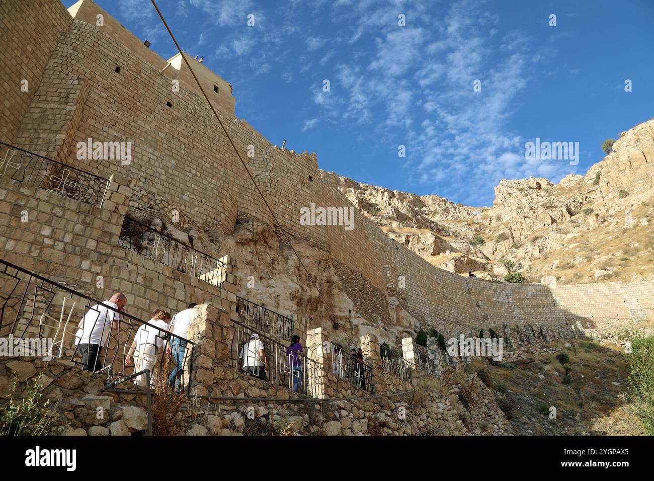 Touristes grimpant le sentier montagneux vers le monastère Rabban Hormizd en Irak Banque D'Images