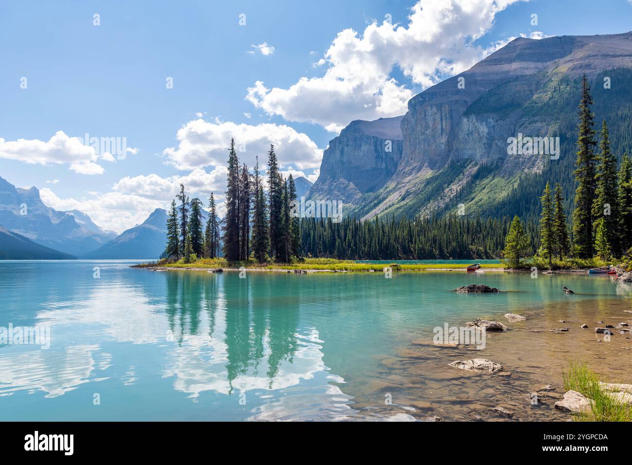 Réflexion estivale Spirit Island, Jasper, Canada. Banque D'Images