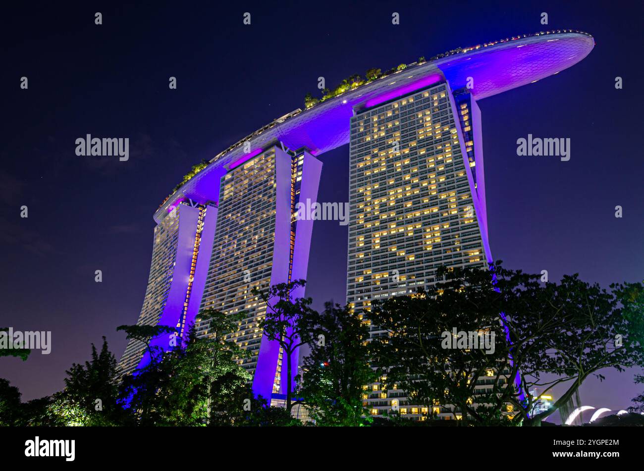 Une vue illuminée de Marina Bay Sands dans la nuit, Marina Bay, Singapour Banque D'Images