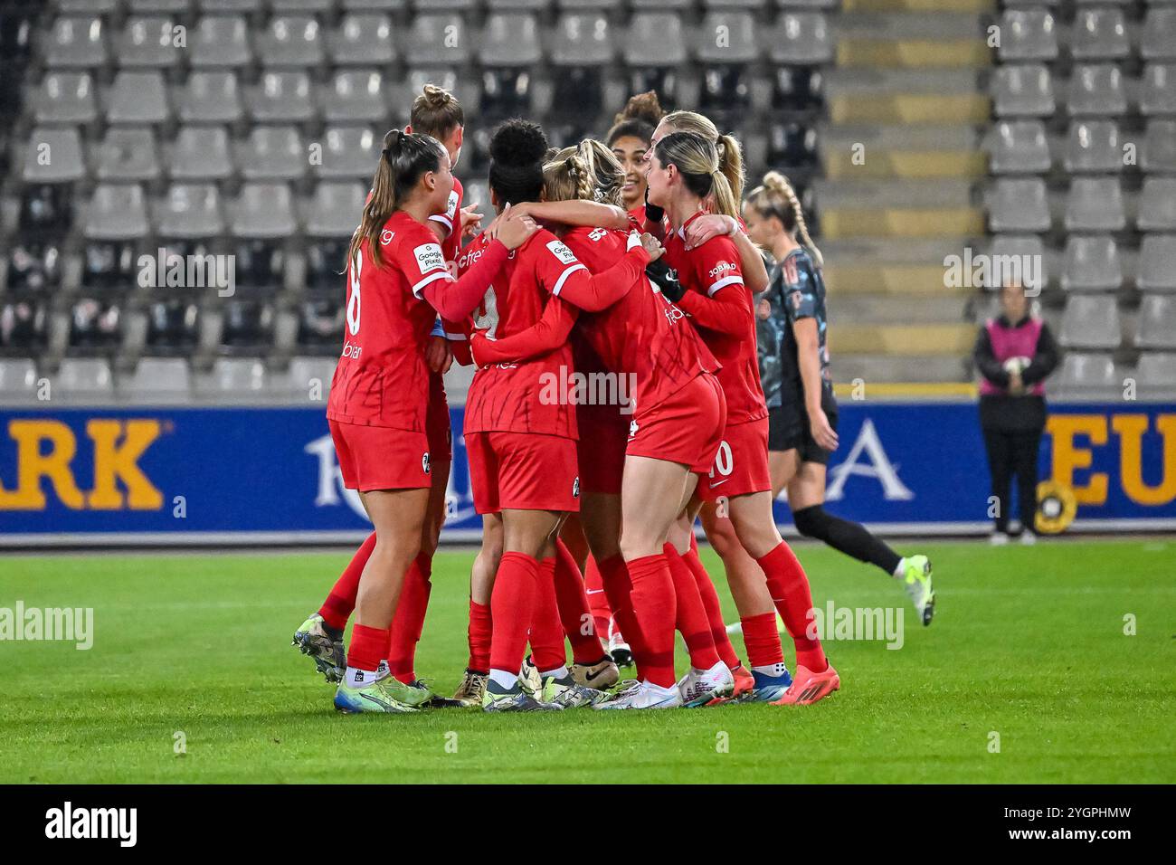 Jubel nach dem Tor zum 1:0 durch Lisa Karl (SC Freiburg Frauen, #02) BEI den Spielerinnen des SC Freiburg. GER, SC Freiburg - FC Bayern Muenchen, Frauen-Fussball, Google Pixel Frauen-Bundesliga, 9. Spieltag, saison 2024/2025, 08.11.2024 LA RÉGLEMENTATION DFB INTERDIT TOUTE UTILISATION DE PHOTOGRAPHIES COMME SÉQUENCES D'IMAGES ET/OU QUASI-VIDÉO Foto : Eibner-Pressefoto/Thomas Hess Banque D'Images