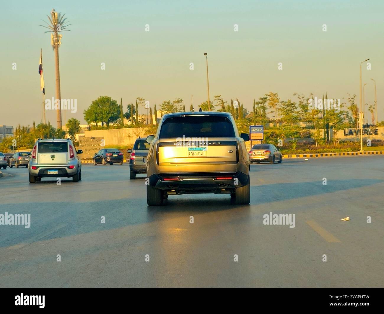 Le Caire, Égypte, octobre 31 2024 : le Land Rover Range Rover sur la route, un 4x4 de luxe SUV produit par Land Rover, une marque et sous-marque de Jaguar Land Banque D'Images