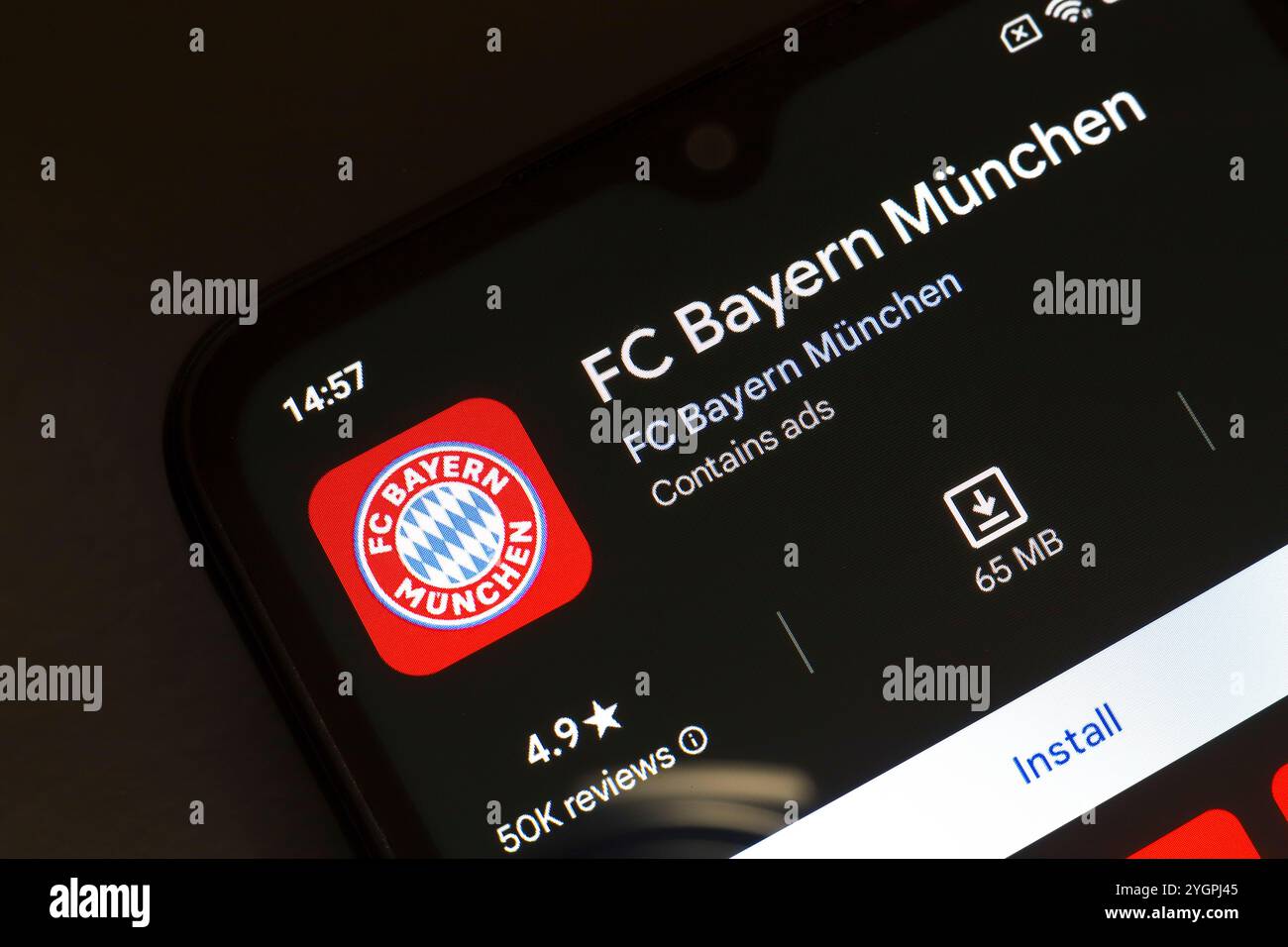 8 novembre 2024, Brésil. Dans cette illustration photo, le logo de l'application FC Bayern München est affiché sur l'écran d'un smartphone Banque D'Images