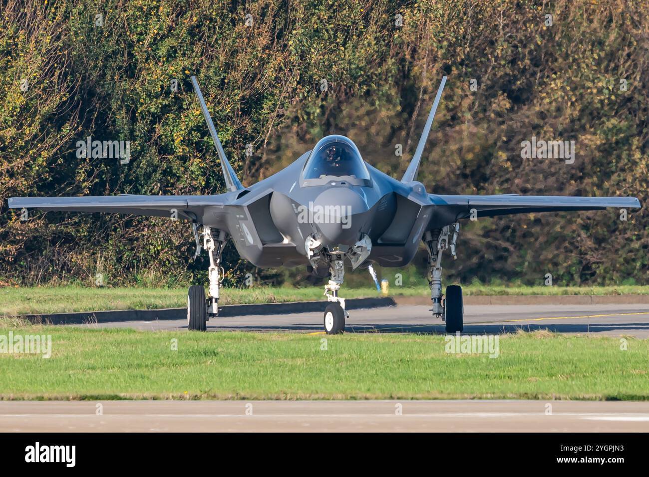 Un chasseur de frappe furtif supersonique Lockheed Martin F-35 Lightning II de la Royal Netherlands Air Force à la base aérienne de Leeuwarden. Banque D'Images