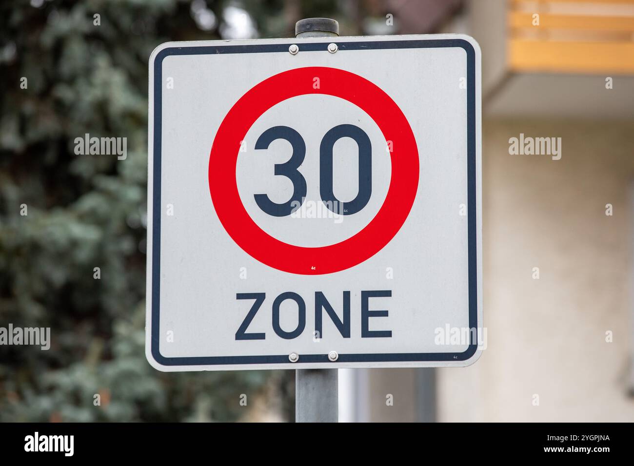 Panneau de signalisation allemand indiquant une zone de limite de vitesse de 30 km/h pour la sécurité routière et la réglementation Banque D'Images