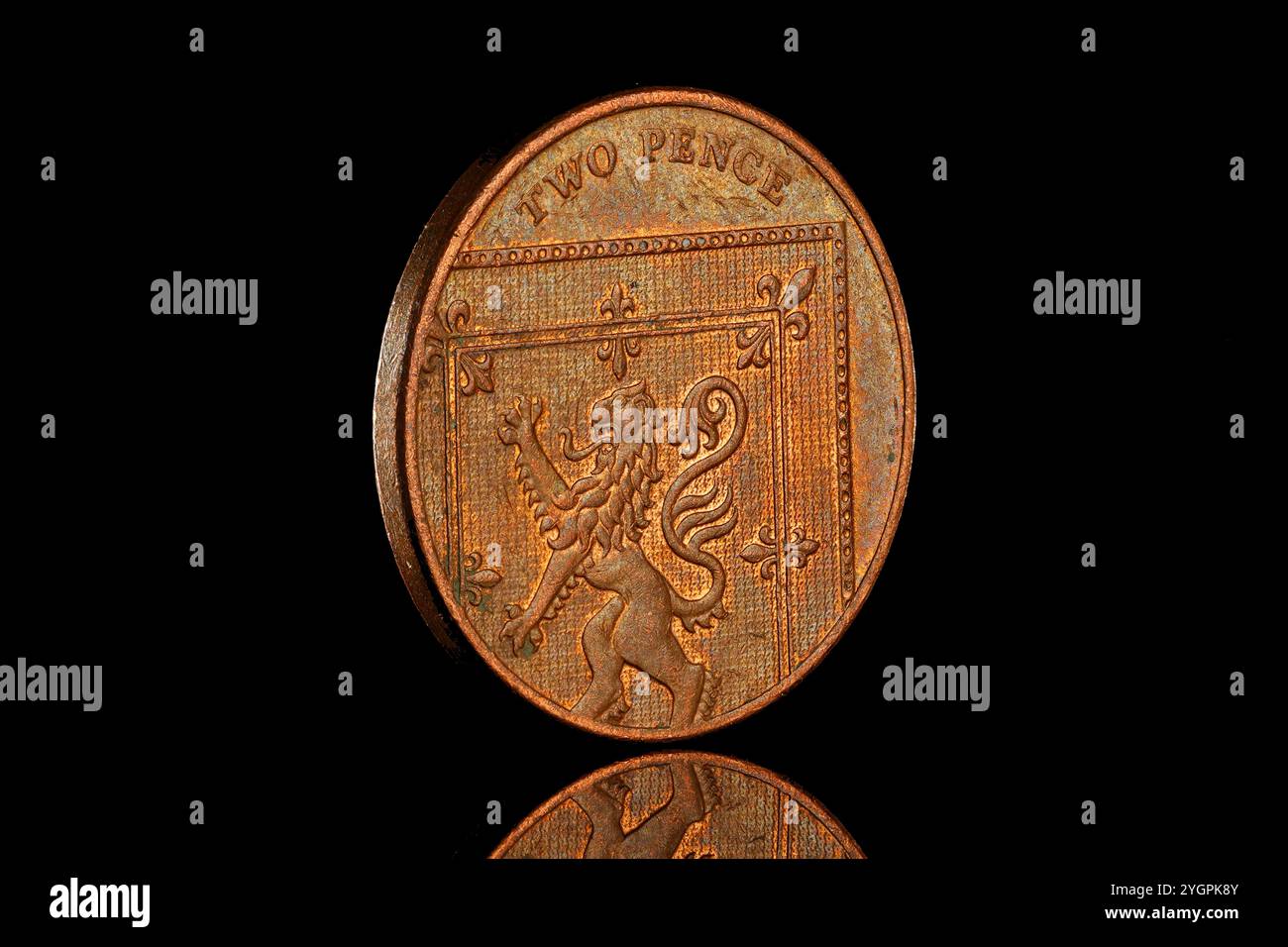 Reine Elizabeth II 2014 Royaume-Uni pièce de 2 Pence avec un motif bouclier sur le revers et le portrait de 4ème pièce de la Reine Elizabeth II sur l'avers. Banque D'Images