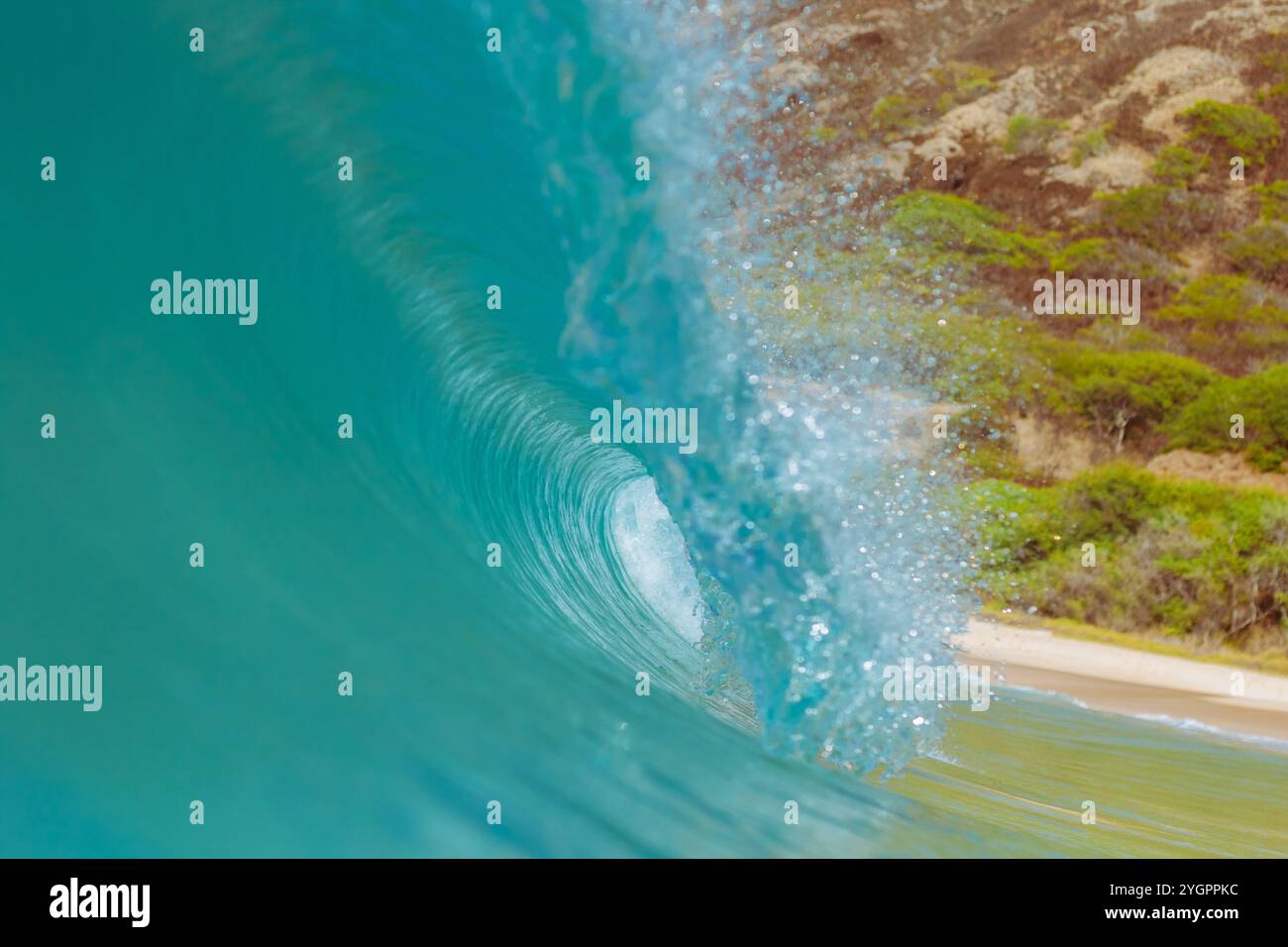 Une vague intense s'écrase près du rivage à Sandy Beach, un favori des surfeurs et des photographes de vagues à Honolulu, Hawaï. Banque D'Images