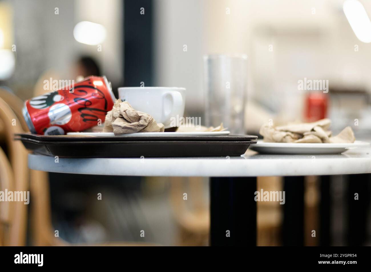 Viladecans. Espagne - 08 novembre 2024 : L'intérieur d'un café moderne avec des tables et des chaises vides, capturant le calme après les clients h. Banque D'Images