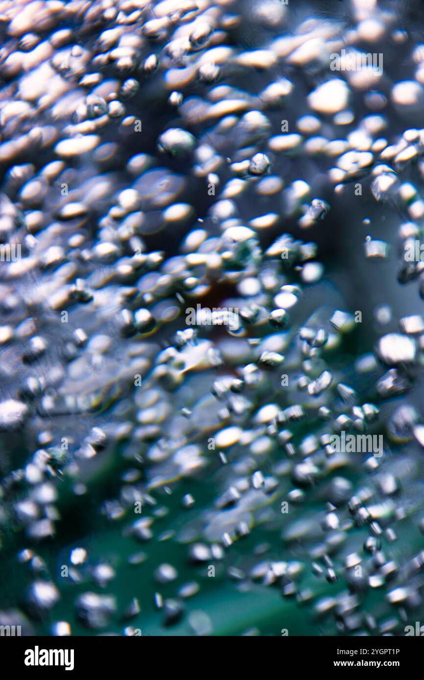 bulles d'air d'eau flou de mouvement dans un cylindre d'eau reflets, fond abstrait Banque D'Images