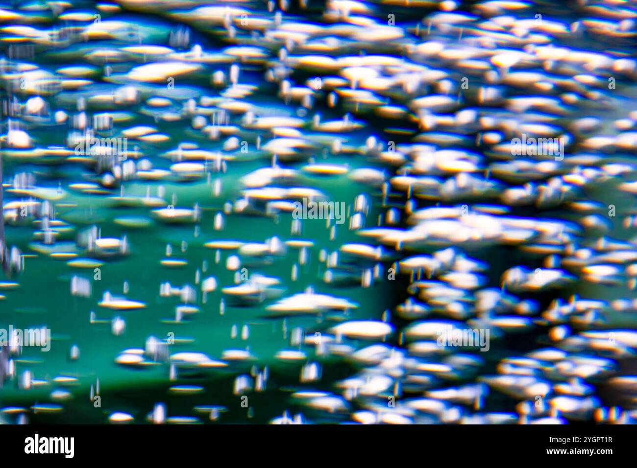 bulles d'air d'eau flou de mouvement dans un cylindre d'eau reflets, fond abstrait Banque D'Images