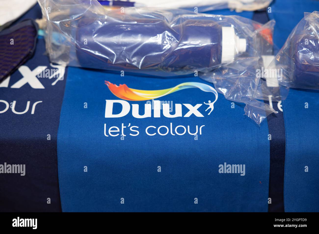 Botswana, Gaborone, 20.07.2024, éditorial, peinture de marque Dulux, logo sur les articles promotionnels Banque D'Images