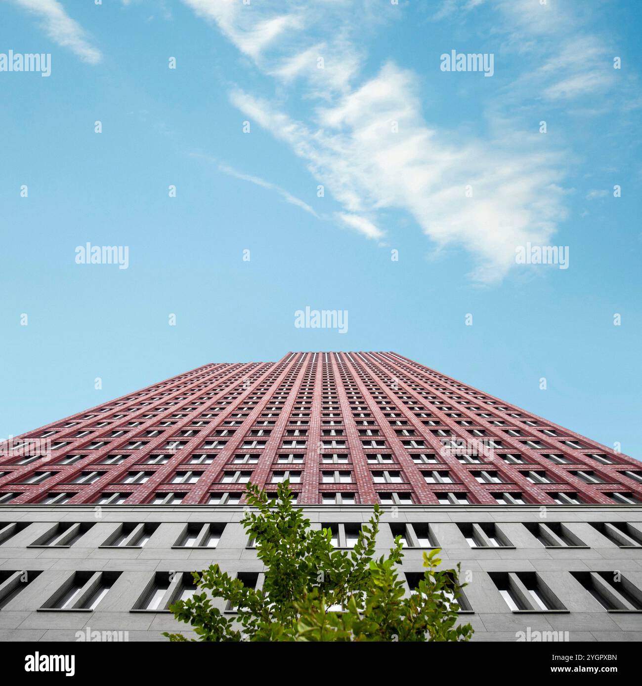 Vue en angle bas sur un gratte-ciel haut moderne dans un fond de ciel bleu, architecture contemporaine Banque D'Images