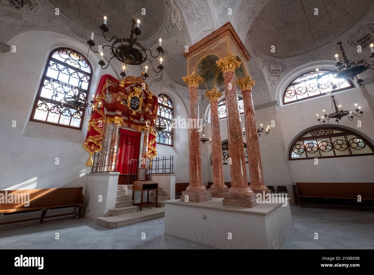 La dernière synagogue restante à Mikulov, République tchèque. Baptisée ancienne ou synagogue supérieure, elle a été construite dans un style baroque. Banque D'Images