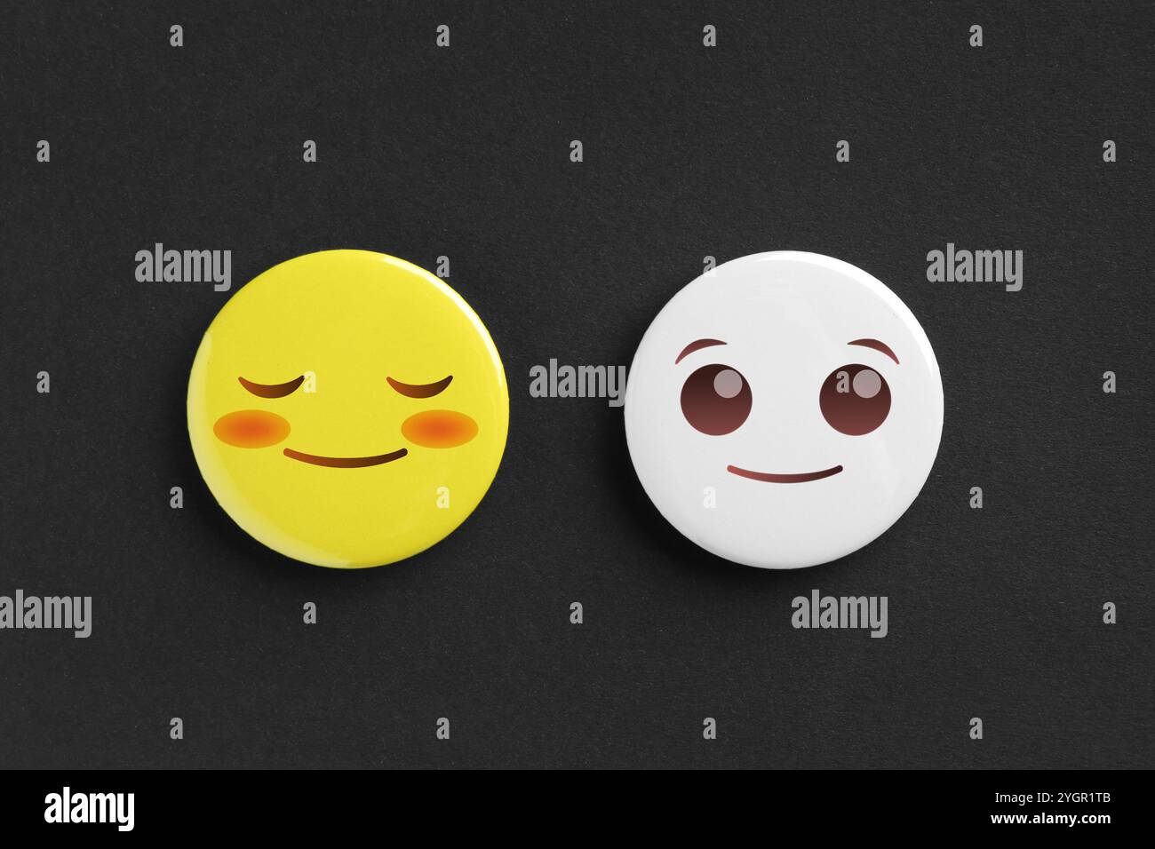 Badges affichant différentes émotions sur fond noir Banque D'Images