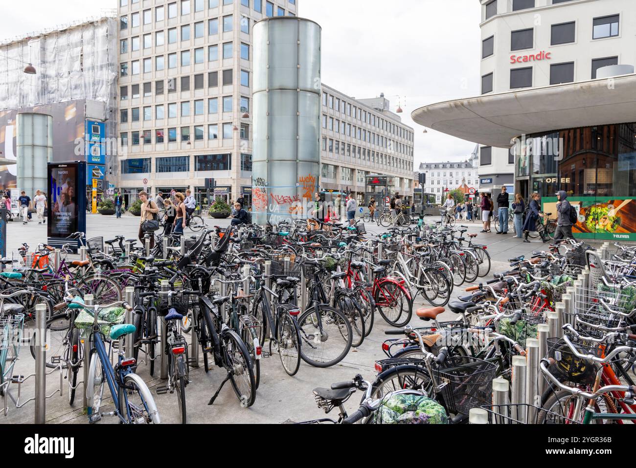 Zone de stationnement pour vélos pour les cyclistes de laisser leurs vélos à la station Norreport, le centre-ville de Copehnagen, Danemark, le centre de transport le plus fréquenté de Copenhague Banque D'Images